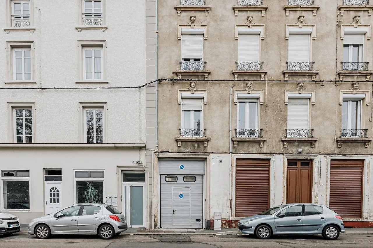 Um Studios Saint-Chamond 0*,  France